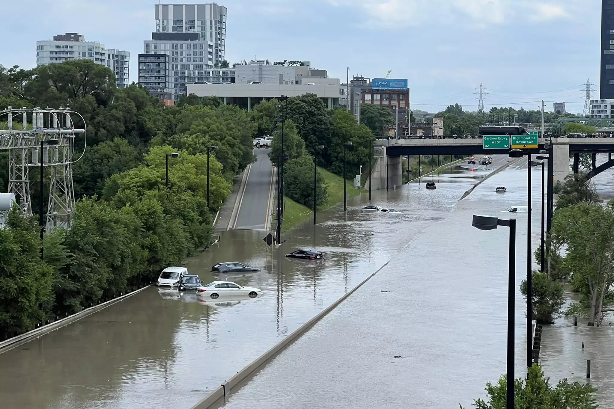 vehicle-stuck-underBridge